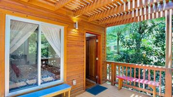 Classic Cabin, 1 Queen Bed, Non Smoking, Garden View | 1 bedroom, in-room safe, individually furnished, desk