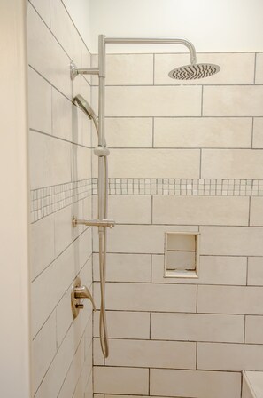 Classic Cabin, 1 Queen Bed, Non Smoking, Garden View | Bathroom | Rainfall showerhead, free toiletries, towels