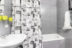 Căn hộ, 1 phòng ngủ | Phòng tắm | Vòi sen/bồn tắm kết hợp, bồn tắm ngâm, vòi sen phun mưa 