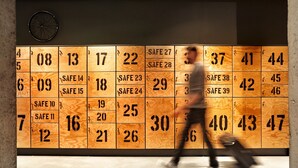 Pared con taquillas numeradas, algunas señalizadas como "SAFE".