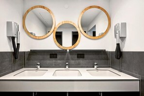 Double Room, Private Bathroom | Bathroom | Shower, towels - Stories by Grimm‘s (Münster)