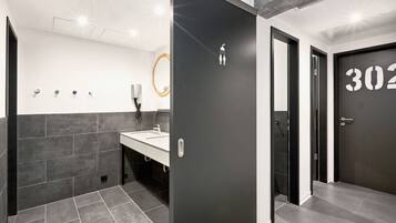 Een douche, handdoeken