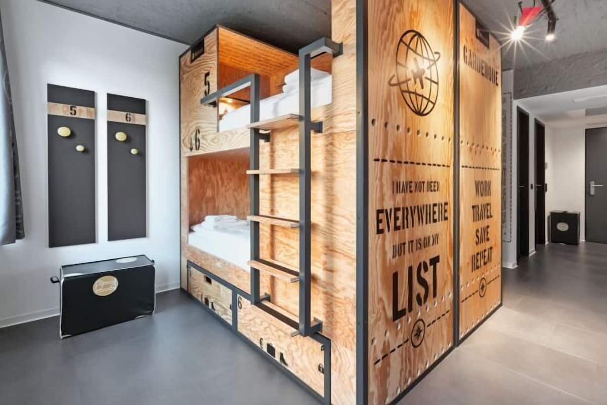 Ropa de cama de alta calidad, sistema de insonorización y wifi gratis