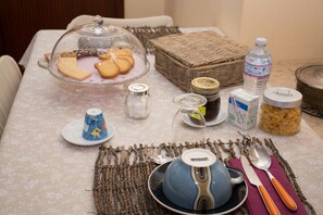 Free daily local cuisine breakfast - B&B Monferrato La Casa Sui Tetti (Villadeati)