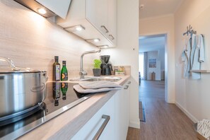 Refrigerador, microondas, lavavajillas y cafetera y tetera