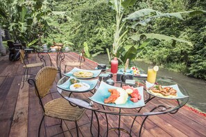 Outdoor dining - Private 8 bedroom villas + swimming Pool  (Gianyar Bali)