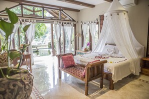 6 bedrooms, in-room safe, iron/ironing board, travel cot - Private 8 bedroom villas + swimming Pool  (Gianyar Bali)