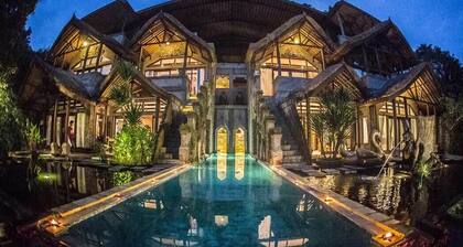 Private 8 bedroom villas + swimming Pool 