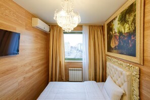 Desk, iron/ironing board, free WiFi, bed sheets - SunFlower Avenue Hotel (Moscow)