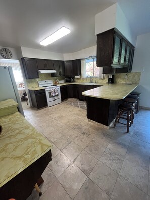 冷蔵庫、電子レンジ、オーブン、コンロ