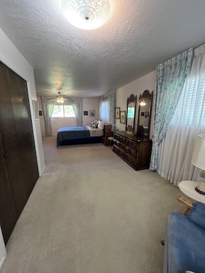 4 bedrooms, desk, iron/ironing board, travel cot