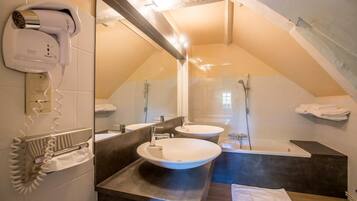 Gratis toiletartikelen, een haardroger, handdoeken