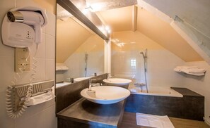 Free toiletries, hair dryer, towels - Auberge Le Relais (Reuilly-Sauvigny)