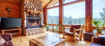 Cabin on 10 acres with private hot tub, views of Pikes Peak