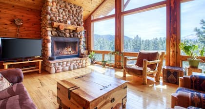 Cabin on 10 acres with private hot tub, views of Pikes Peak
