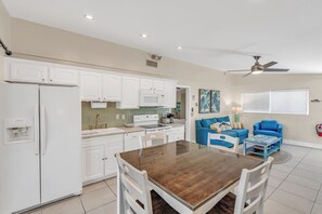 Køleskab, mikrobølgeovn, ovn, kogeplade