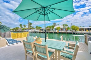 Outdoor dining - P37 - Charming 2 bedrooms duplex with Private Pool and Deep water dockage. Cabana Club Membership Included! (Key Colony Beach)