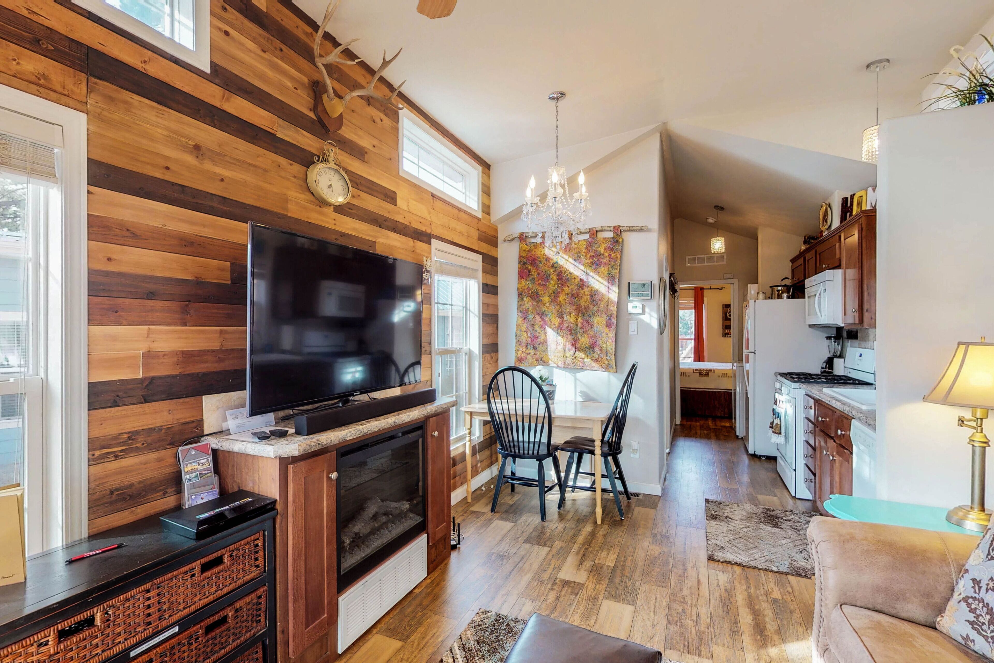 Fernseher, Kamin, DVD-Player, Videothek