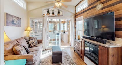 Tiny home cottage w/ mountain view, kitchen & firepit - dogs OK