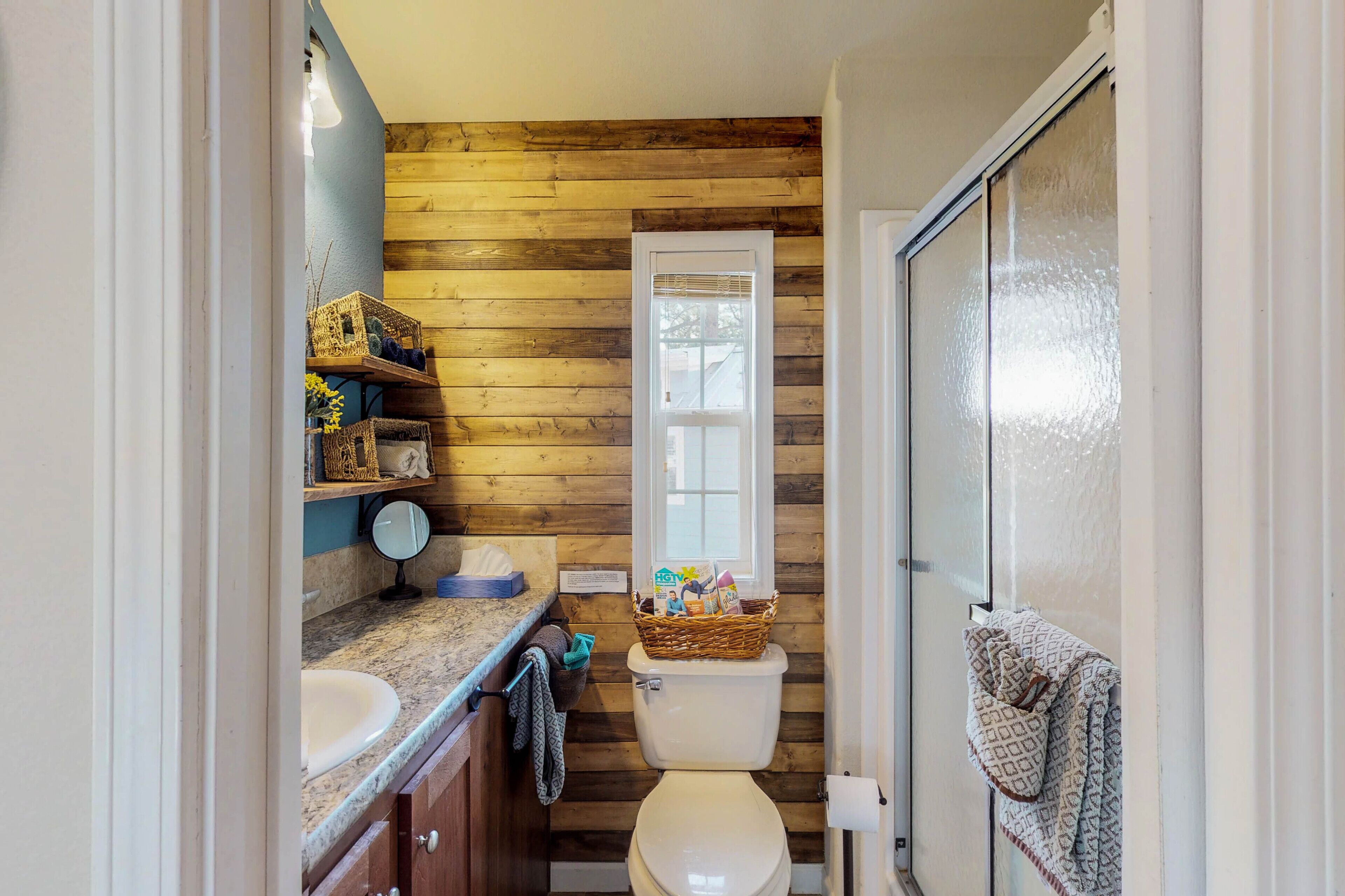 Articles de toilette gratuits, sèche-cheveux, serviettes fournies