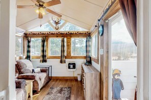 Interior - Tiny home cottage w/ mountain view, kitchen & firepit - dogs OK (Woodland Park)