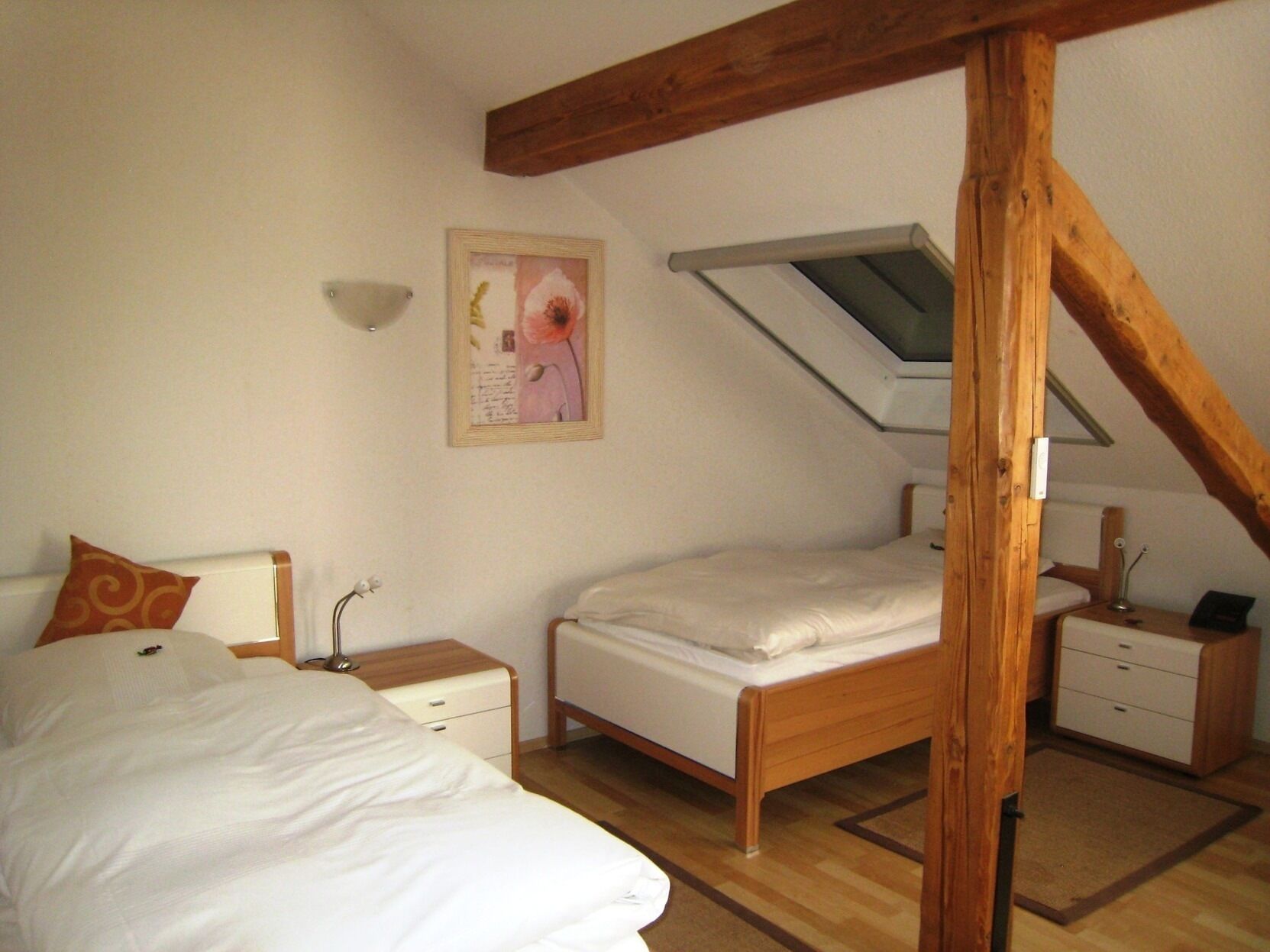 Een bureau, verduisterende gordijnen, gratis wifi, beddengoed