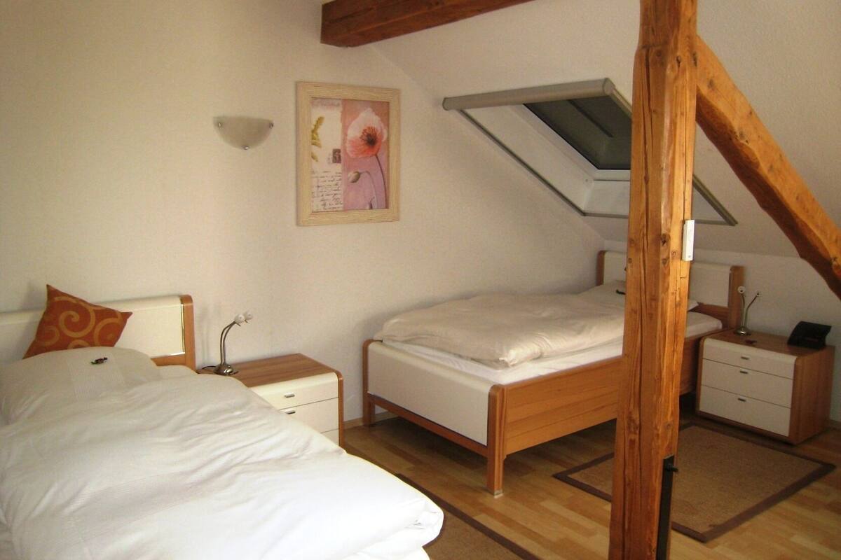 Escrivaninha, cortinas blackout, Wi-Fi de cortesia, roupa de cama