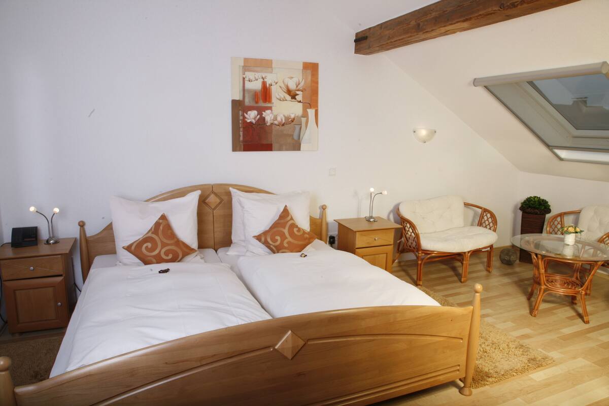 Quarto casal | Escrivaninha, cortinas blackout, Wi-Fi de cortesia, roupa de cama