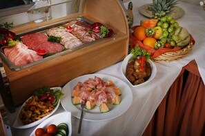 Free daily buffet breakfast  - Rixbecker Alpen Hotel Koch (Lippstadt)