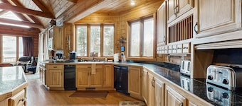 NOUVELLE LISTE! Magnifique lodge au bord du lac avec quai, terrasse, salle de jeux et foyer