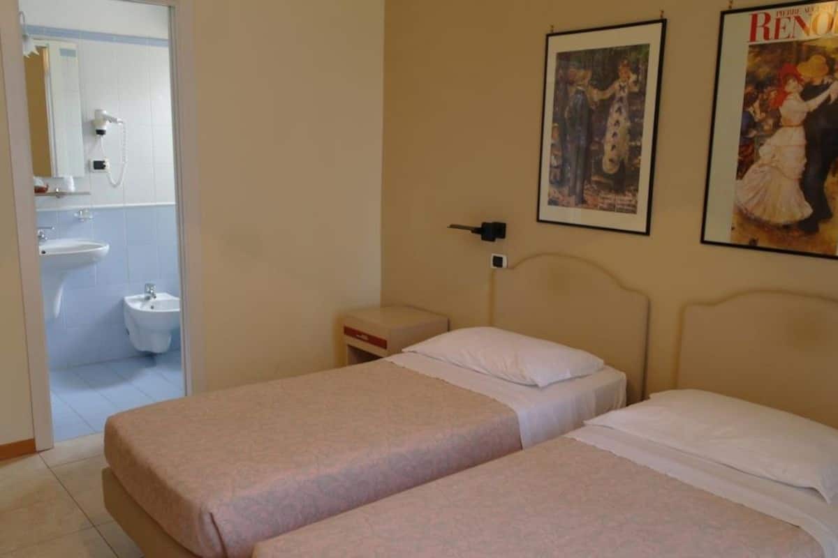Twin Room, 2 Single Beds, Non Smoking | Desk, free WiFi, bed sheets