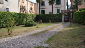 Un sendero de piedra que atraviesa un jardín cuidado con una estructura de pérgola.
