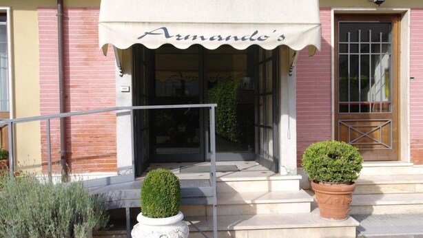 Entrada de un edificio con un letrero que dice "Armando's".