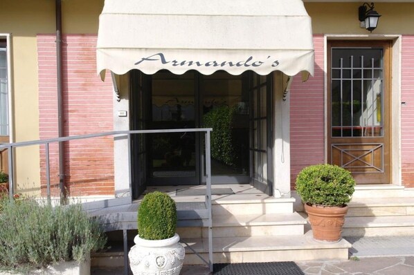 Exterior detail - Hotel Armando's (Sulmona)