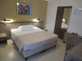 Habitación triple, varias camas, no fumadores | Escritorio, wifi gratis, ropa de cama