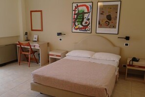 Doppelzimmer, 1 Queen-Bett, Nichtraucher | Schreibtisch, kostenloses WLAN, Bettwäsche