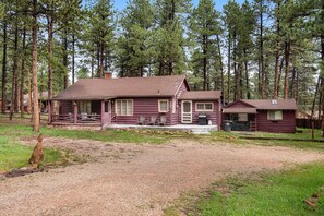 Exterior - Dog-friendly cabin w/ full kitchen, free WiFi, great location & updated bathroom (Woodland Park)