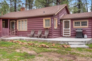 Terrace/patio - Dog-friendly cabin w/ full kitchen, free WiFi, great location & updated bathroom (Woodland Park)