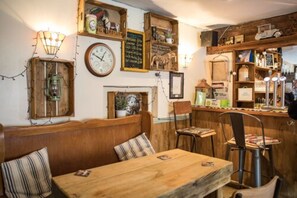 Lounge - George Inn & Millingbrook Lodge (Lydney)