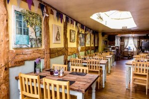 朝食 (フル ブレックファスト)、週末に提供 (有料)