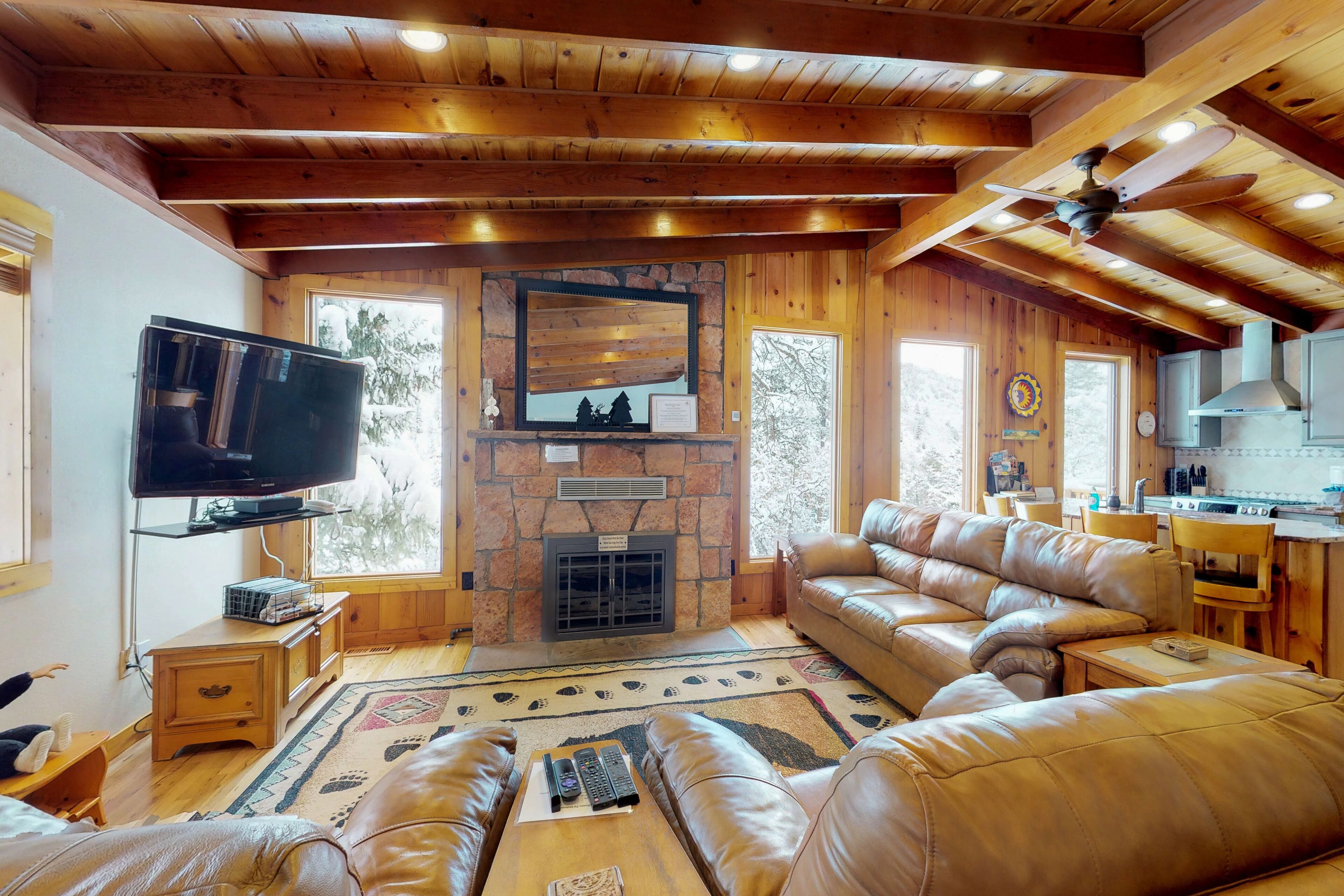 Large cabin with jetted tub, close to the gazebo, town plaza & hiking trails