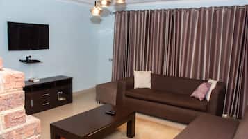 Casa familiar, 4 habitaciones, para no fumadores | Área de sala de estar | Televisión de pantalla plana y chimenea