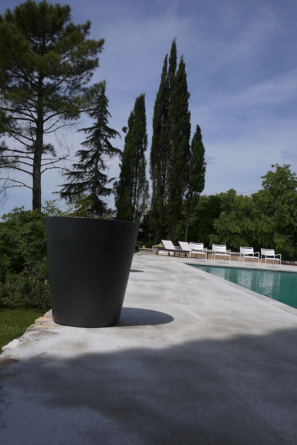 Kauden mukainen ulkouima-allas, aurinkovarjoja, aurinkotuoleja