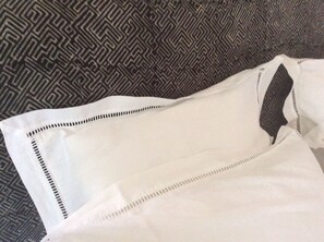 Sviitti (La Calade) | Yksilöllisesti sisustettu, yksilöllisesti kalustettu, pimennysverhot