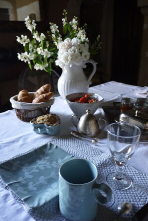 Ilmainen päivittäinen mannermainen aamiainen 