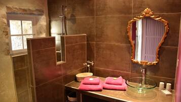 Double Room (Sous la Lune) | Bilik Mandi | Kelengkapan dandanan diri percuma, pengering rambut, tuala disediakan