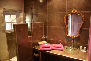 Habitación doble (Sous la Lune) | Baño | Artículos de higiene personal gratuitos, secador de pelo y toallas