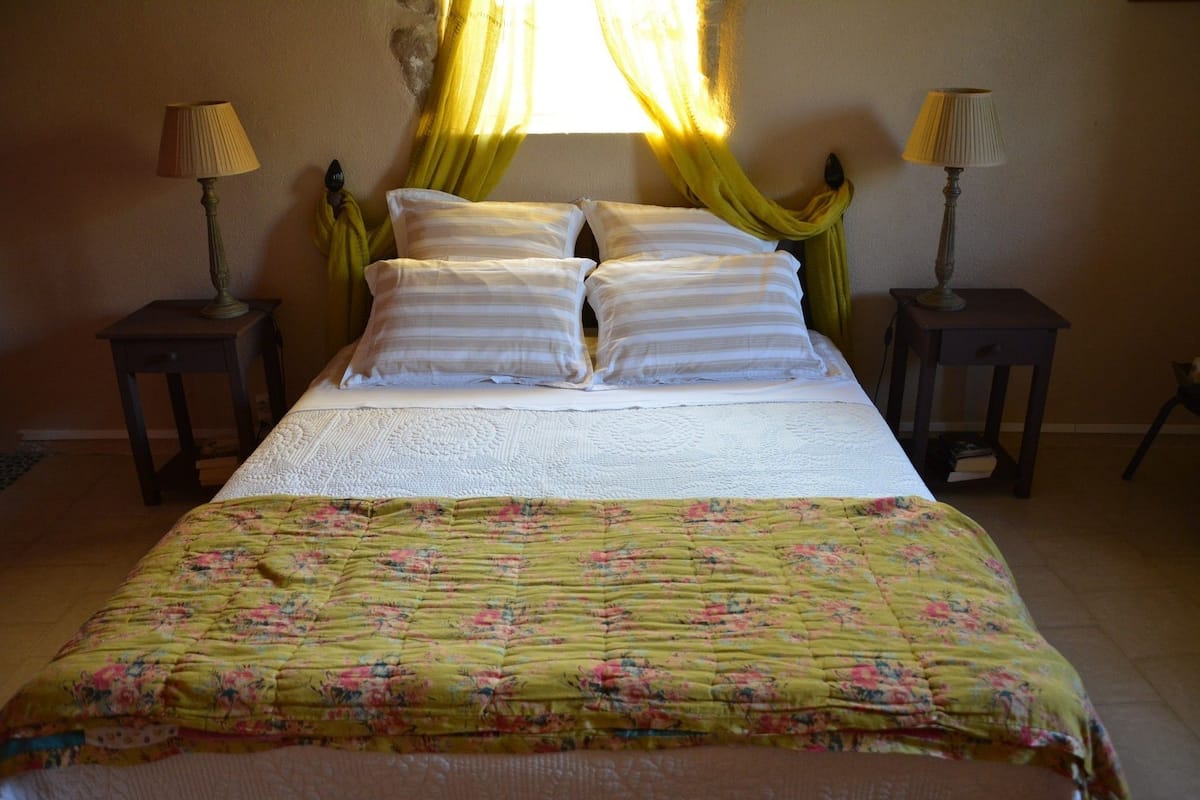 Cortinas blackout, cunas, wifi gratis y decoración personalizada 