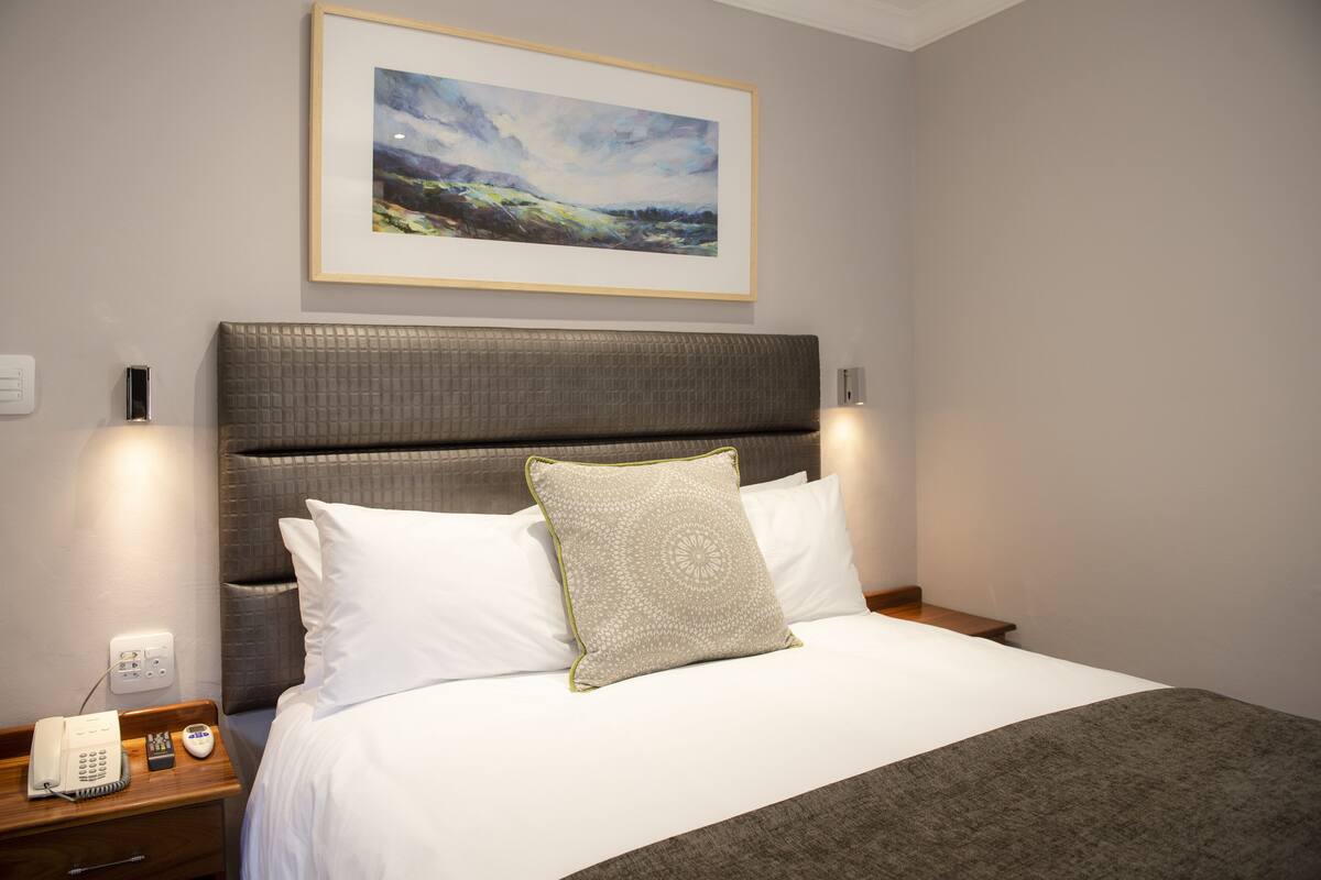 Standard Double Room | 1 bedroom, in-room safe, desk, laptop workspace
