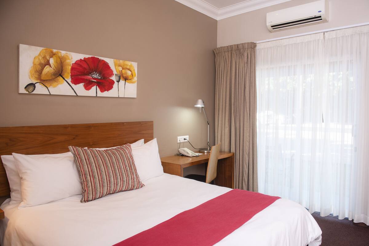 Executive Double Room | 1 bedroom, in-room safe, desk, laptop workspace